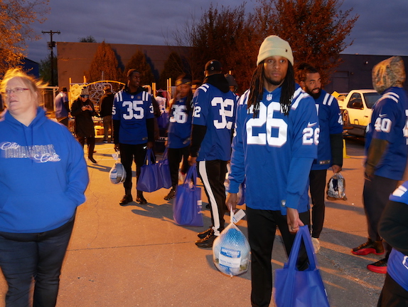 Indianapolis Colts players distribute Thanksgiving groceries 